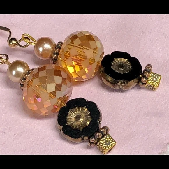 ⭐️🎈stunning European flavor earrings amber colors and gold/black accents - Picture 6 of 12